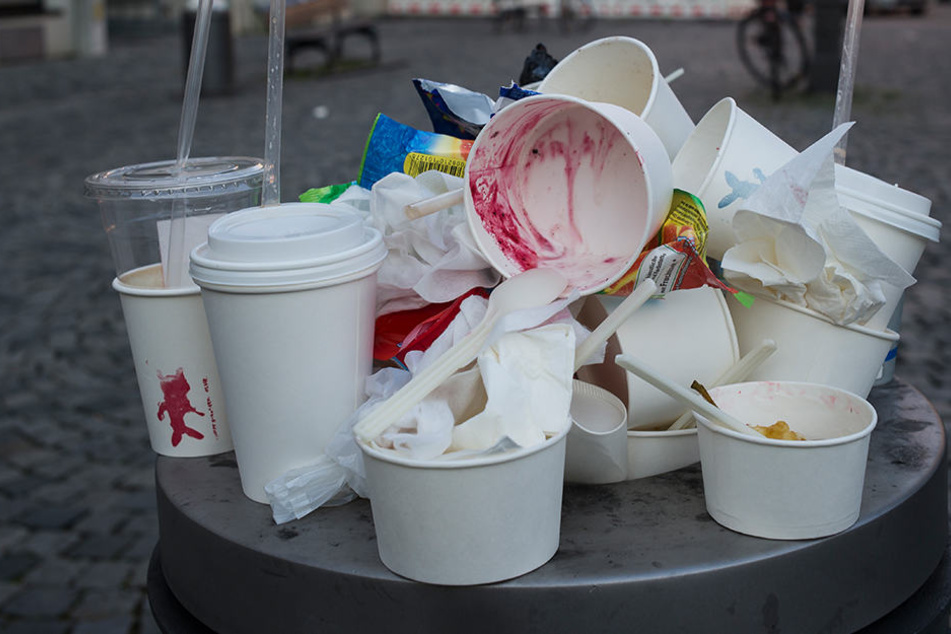 Überall in der Stadt quillen die Mülleimer ständig über.