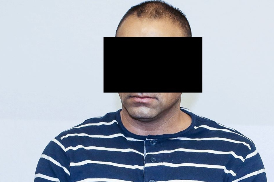 Tasev R. (39) half laut Anklage, 316 Flüchtlinge nach Deutschland und Österreich zu schleusen.