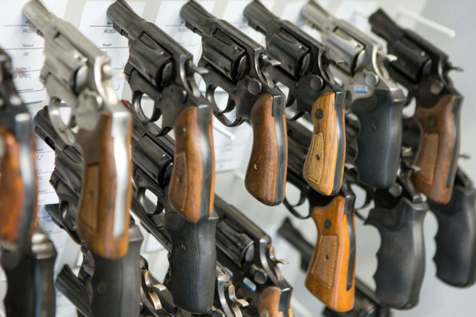 Revolver hängen in der Waffenkammer des Landeskriminalamtes (LKA).