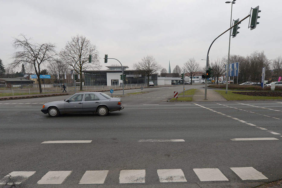 Der Autofahrer (44) war grade auf dem Weg zur Boker Straße, als er gegen den Gullydeckel krachte.