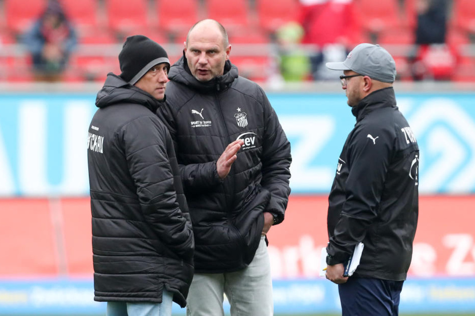 Sportlich wollen Sportdirektor David Wagner (r.) und Coach Joe Enochs die Liga halten. Finanziell scheint es derzeit eher fraglich.