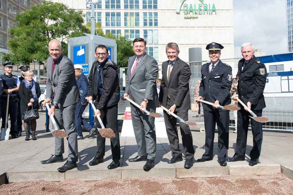 Polizeipräsident Klaus Kandt (3.v.r.) und Innensenator Andreas Geisel (SPD/3.v.l.) beim symbolischen Spatenstich auf dem Alexanderplatz.