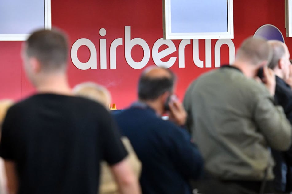 Passagiere warten an einem Serviceschalter von Air Berlin am Dienstag auf dem Flughafen Tegel.