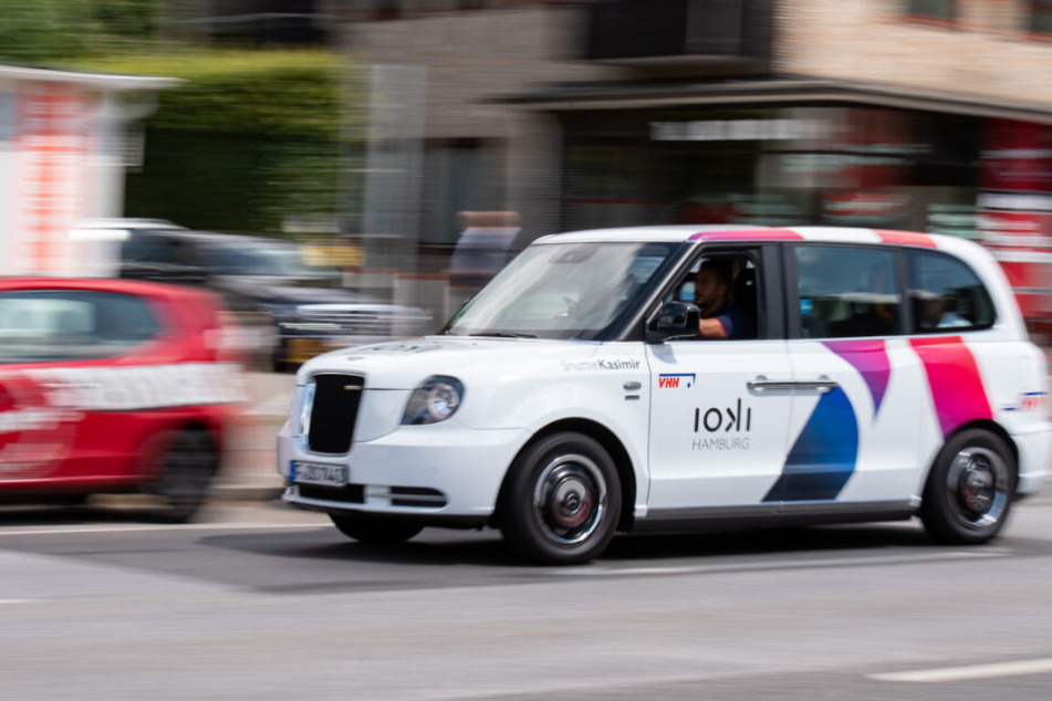 Ein Ioki-Sammeltaxi fährt durch Hamburg.