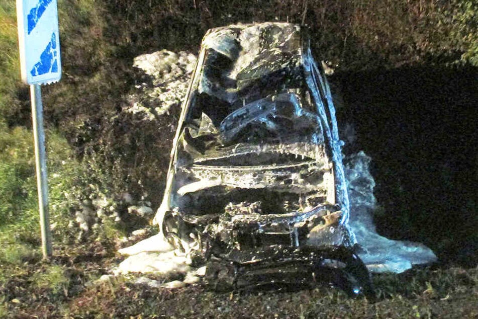 Der Wagen brannte nach dem Unfall komplett aus.