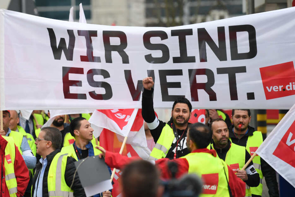 Flughafen-Mitarbeiter sind auf dem Weg zu einer Kundgebung am Frankfurter Flughafen.