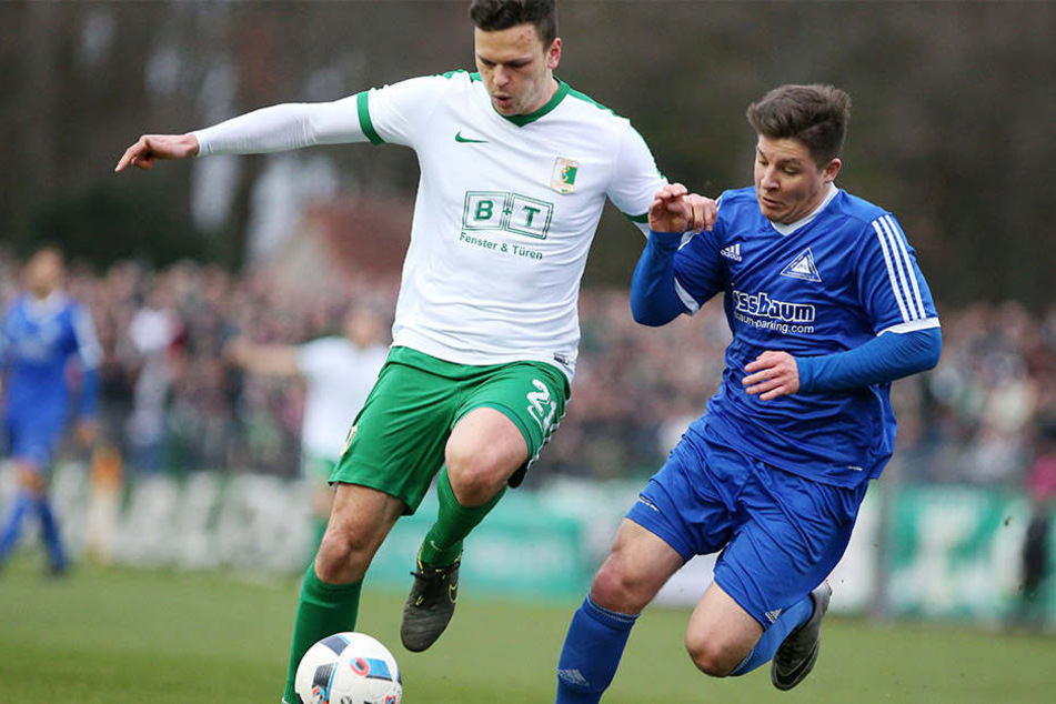 BSG-Spieler Tommy Kind im Duell mit dem Markranstädter Marvin Zott. Chemie gewann das Auswärtsspiel souverän mit 3:0.