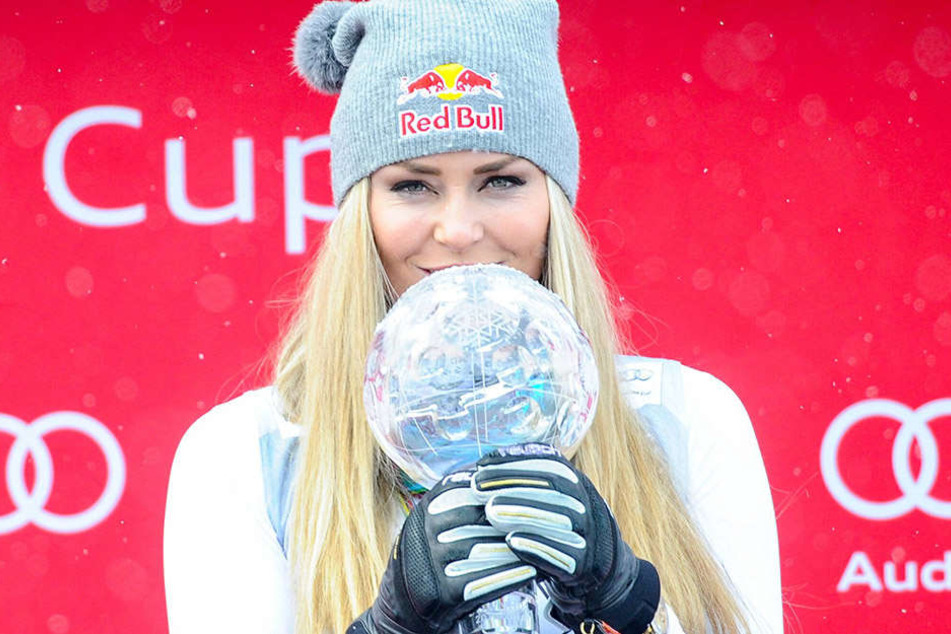So kennt man Lindsey Vonn (31) auch - mit Siegerpokal und Skimütze.