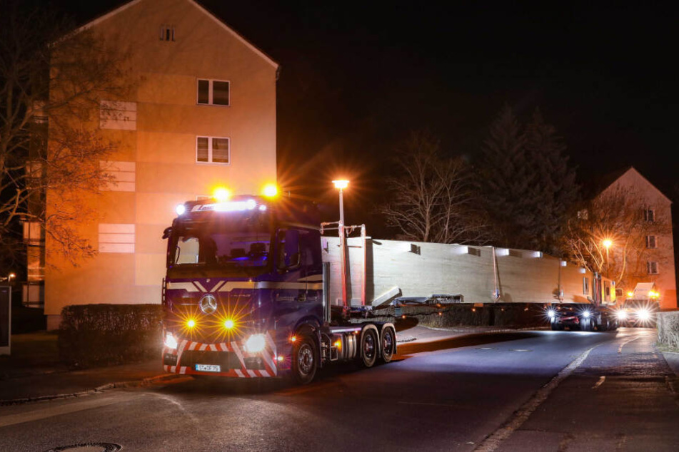 Der knapp 40 Meter lange XXL-Brummi musste in Fahrtrichtung rechts um die Häuser gezirkelt werden.