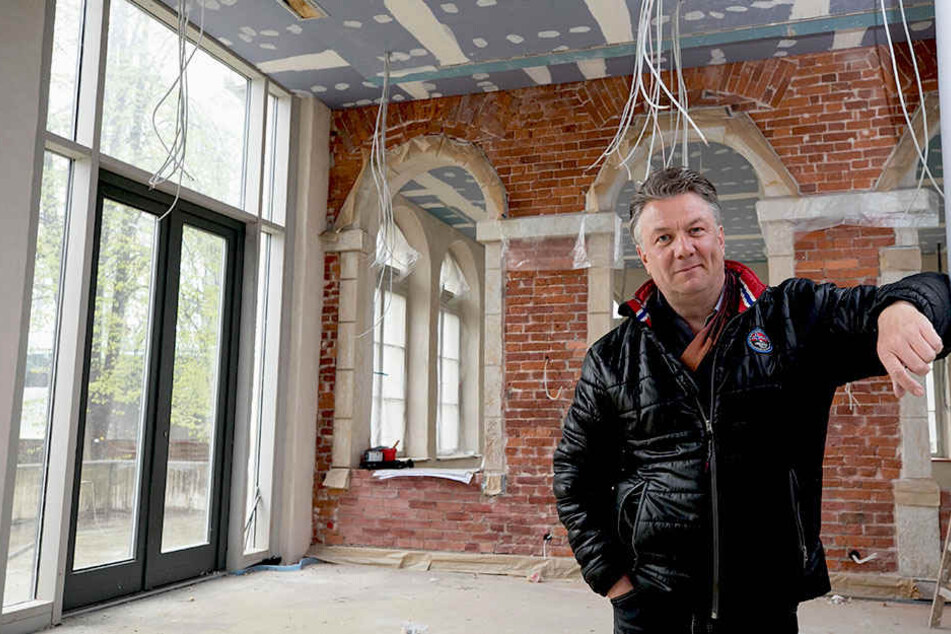 Gastronom Andreas Wünsche (52) im künftigen Restaurant „ElbeGarten“.