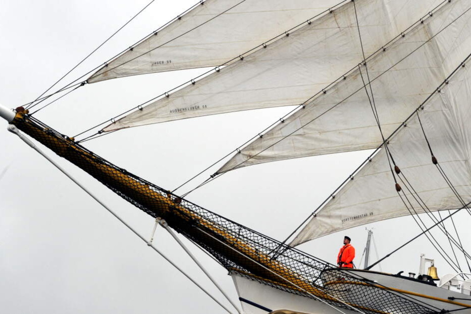 Ein Marinesoldat steht auf der Förde an Bord der "Gorch Fock".