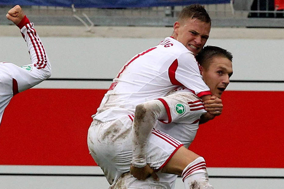 Joshua Kimmich springt Daniel Frahn zum Jubel-Doppelpack auf den Rücken. Das ist vier Jahre her, beide trugen noch das RB-Trikot. Am Sonnabend treffen sich die Freunde als Kontrahenten auf dem Rasen wieder.