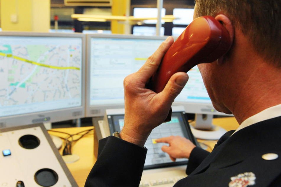 Ein Feuerwehrmann in der Leitstelle half bei einer Geburt am Telefon (Archivbild).