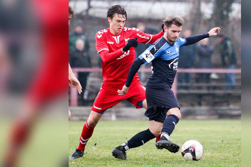 Auch Daniel Gremsl (r., gegen Luca Bürger) durfte sich in Meuselwitz erstmals zeigen. Der Neuzugang aus Österreich traf mit einem Schuss den Pfosten.