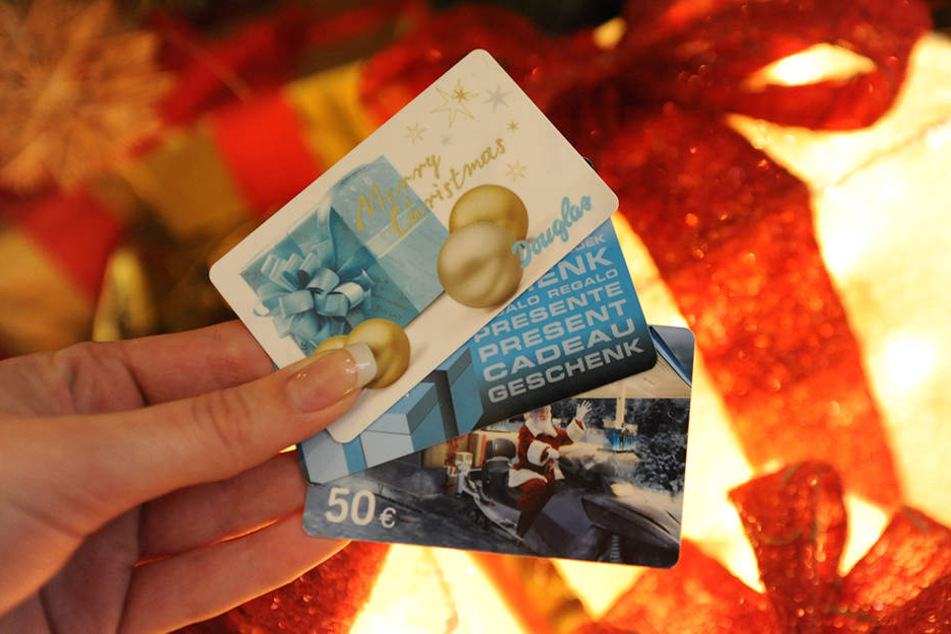 Bundesweit rechnet der Handelsverband Deutschland für das Weihnachtsgeschäft allein mit rund drei Milliarden Euro Umsatz durch den Verkauf von Gutscheinen.