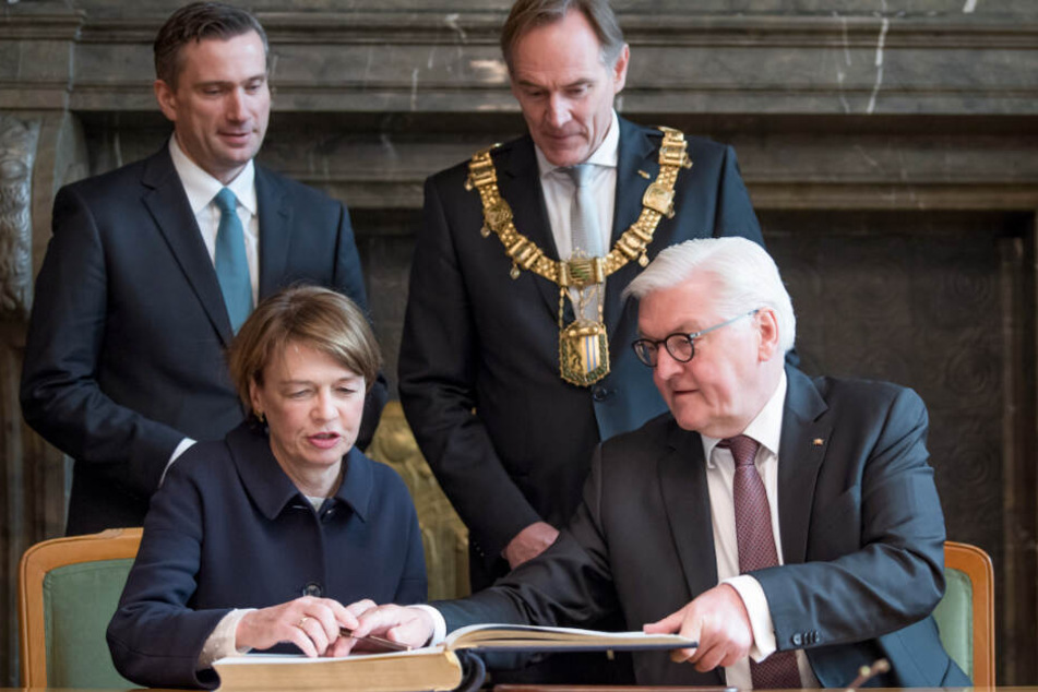 Am Vormittag trug sich der Bundespräsident in das Goldene Buch der Stadt ein.