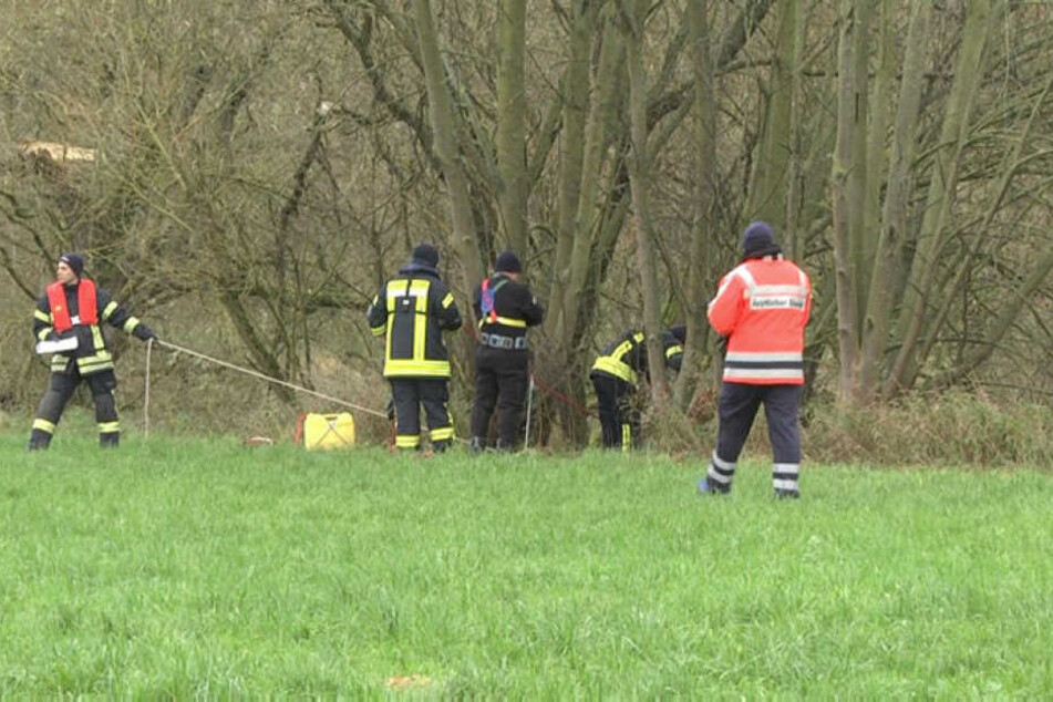 Helfer suchen in der Fulda bei Bad Hersfeld nach der Leiche des ermordeten Heiko H. bisher vergeblich.