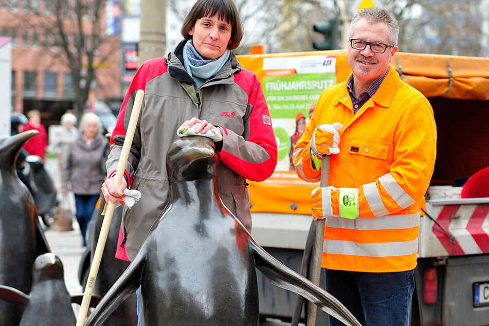 Chemnitzer, an die Besen! Zum Frühjahrsputz 2017 rufen Schirmherr Bürgermeister Miko Runkel (56) und
Tierparkdirektorin Dr. Anja Dube (47) auf.