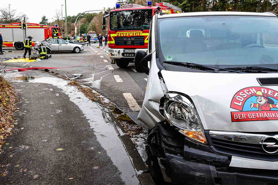 Der Benz krachte mit diesem Opel Kleintransporter zusammen.
