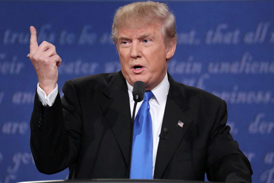In einem hitzig geführten TV-Duell forderte Donald Trump, Hilary Clinton hinter Gitter zu bringen.