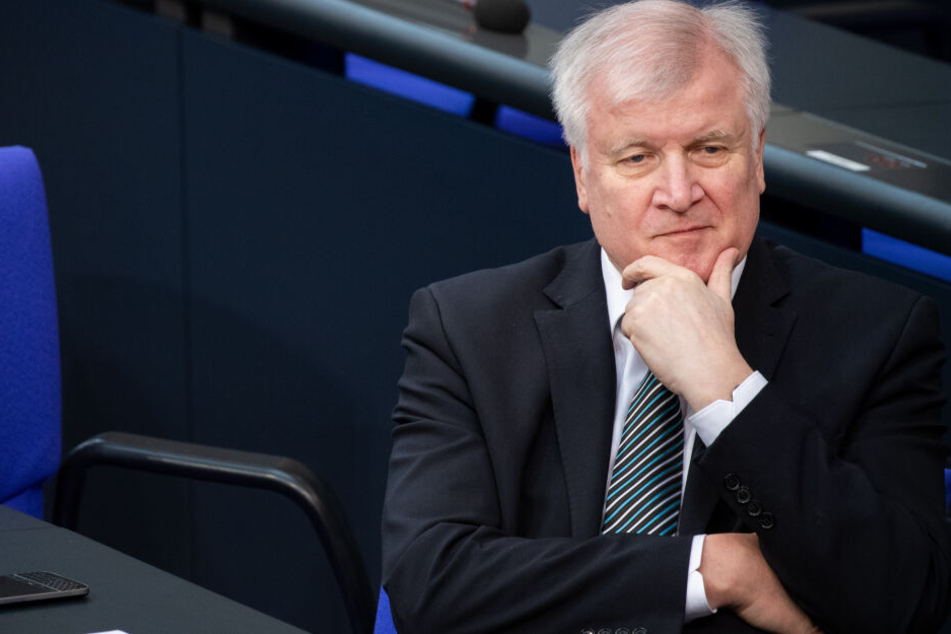 Horst Seehofer will offene Fragen der Hinterbliebenen beantworten.