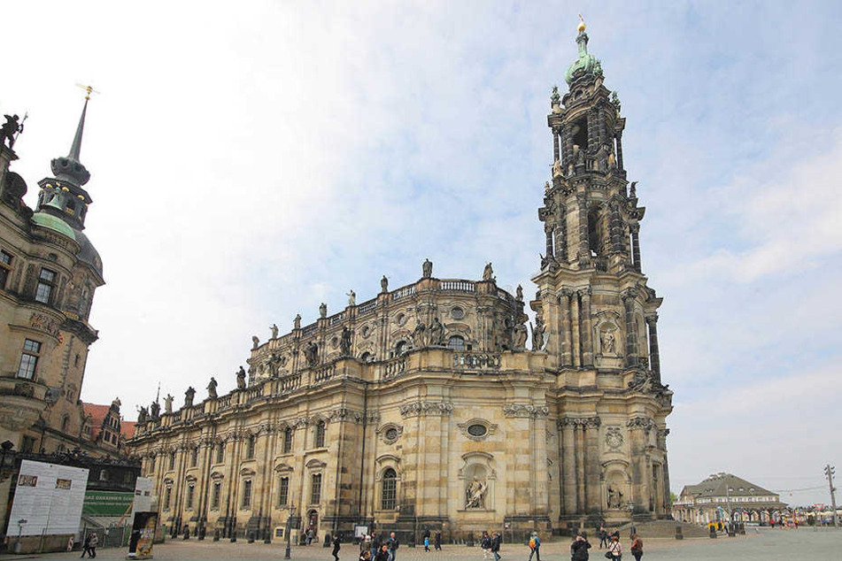 Auch in der katholischen Hofkirche begrüßt die Gemeinde das neue Jahr.