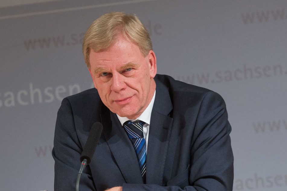 Die Steuereinnahmen kennen
offenbar auch in den kommenden
Jahren nur einen Weg: nach oben.
Finanzminister Georg Unland (64,
CDU) freut’s.