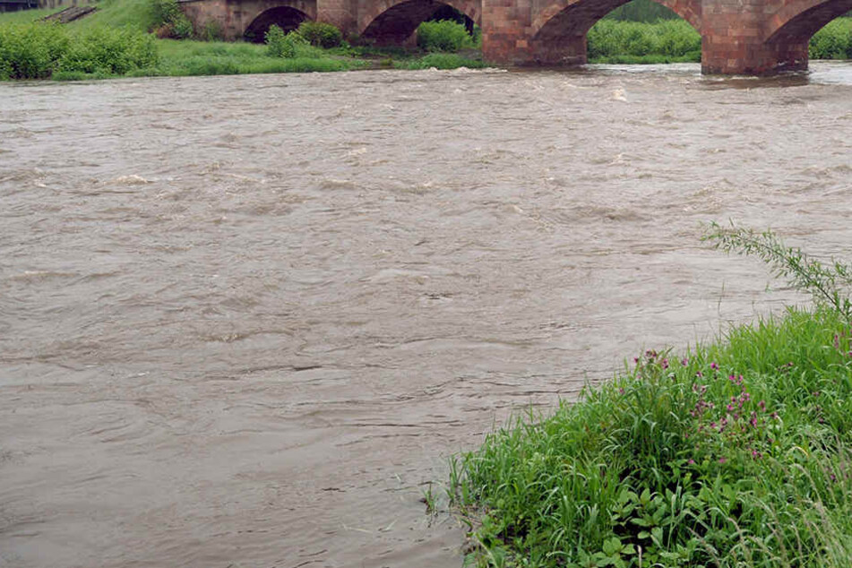 Beim Hochwasser 2013 traten in Mittelsachsen zahlreiche Flüsse über die Ufer. Nun werden an der Striegis Schäden beseitigt. (Archivbild)