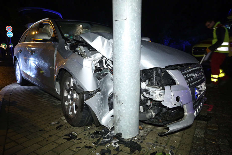 Der Audi raste mit voller Wucht gegen den Mast. Der Fahrer wurde schwer verletzt.