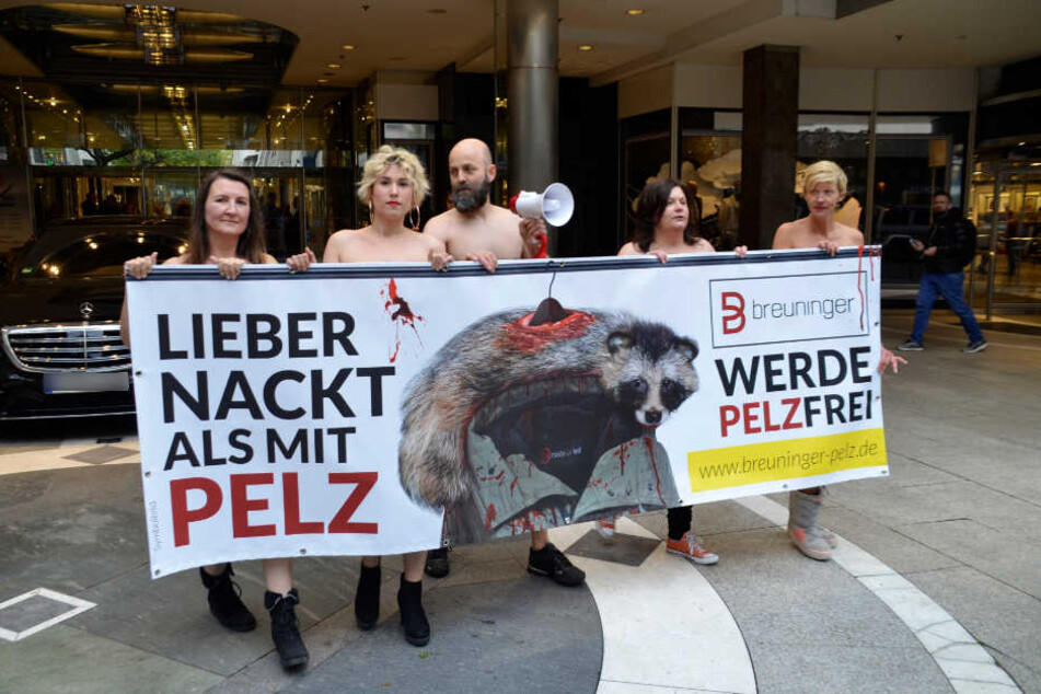 Von vorne wird klar: Es geht um Pelze, die Breuninger verkauft.