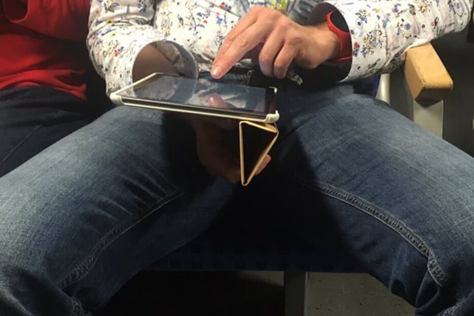 Breitbeiniges Sitzen in Wiener Verkehrsmitteln soll bald der Vergangenheit angehören. (Symbolbild)