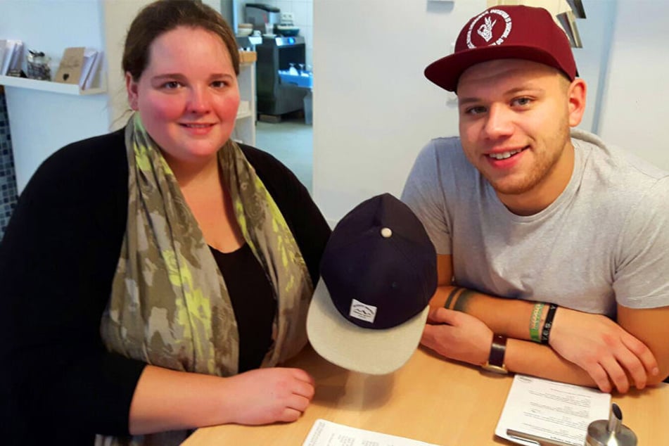 Nachdem Laura Okeke sich die Cap am Jahnplatz schnappte, traf sie Tay Schmedtmann persönlich im Spoon.