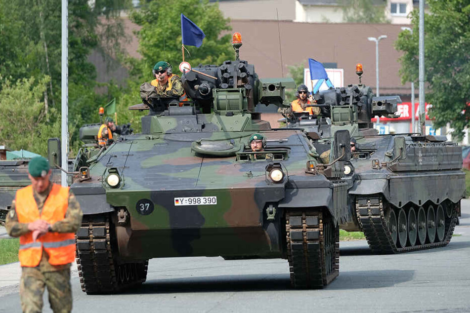 Die Panzer, Typ "Marder" auf dem Weg durch Marienberg zu einem Verladebahnsteig.