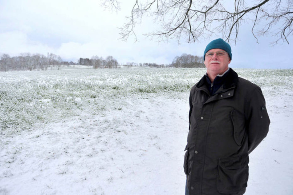 Frank Heyde (53), Chef der Bürgerinitiative Freibad Zschopau, vor dem Feld, von dem seiner Ansicht nach die Gerölllawine kam.