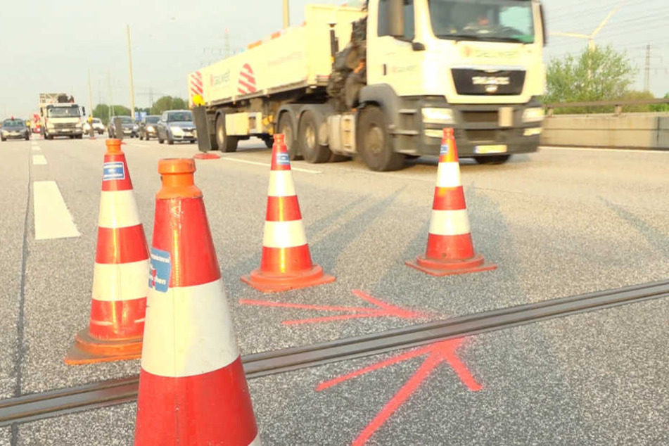Auf der Autobahn 7 kommt es zu kilometerlangen Staus in Richtung Hamburg.