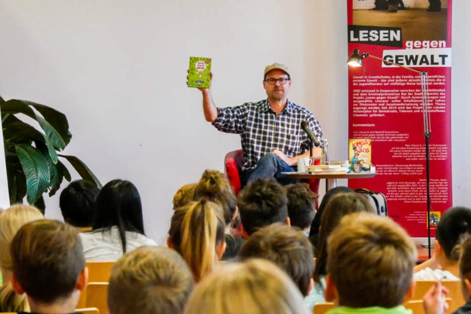 Autor Jakob M. Leonhardt (52) las in der Stadtbibliothek Kindern vor.