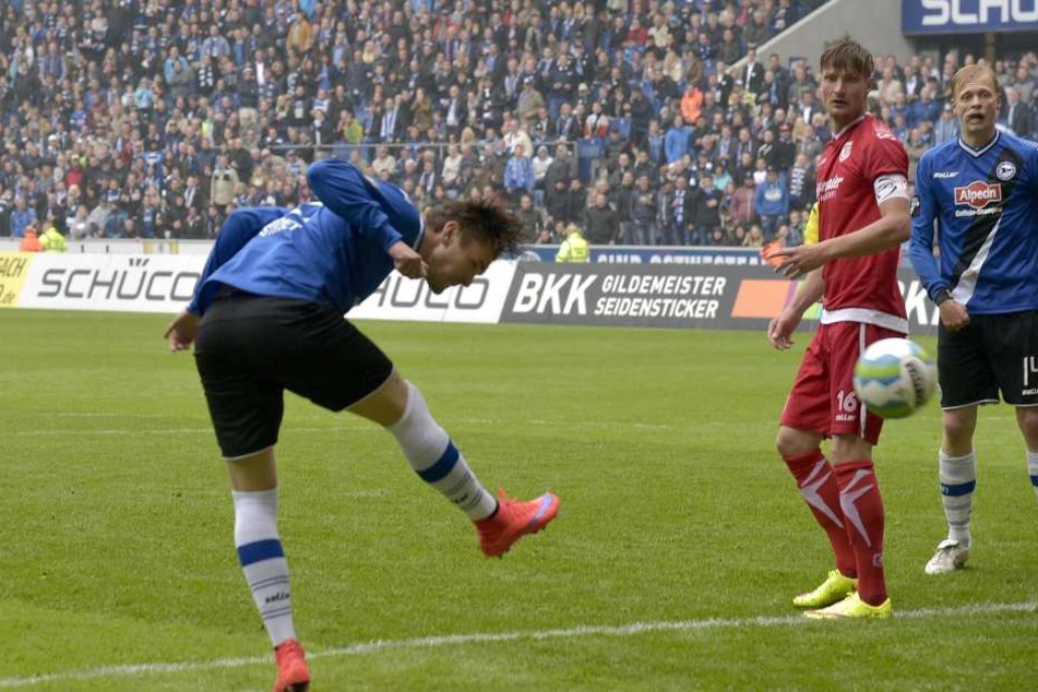 In diesem Moment köpft Pascal Testroet im Mai 2015 Arminia Bielefeld in die zweite Liga.