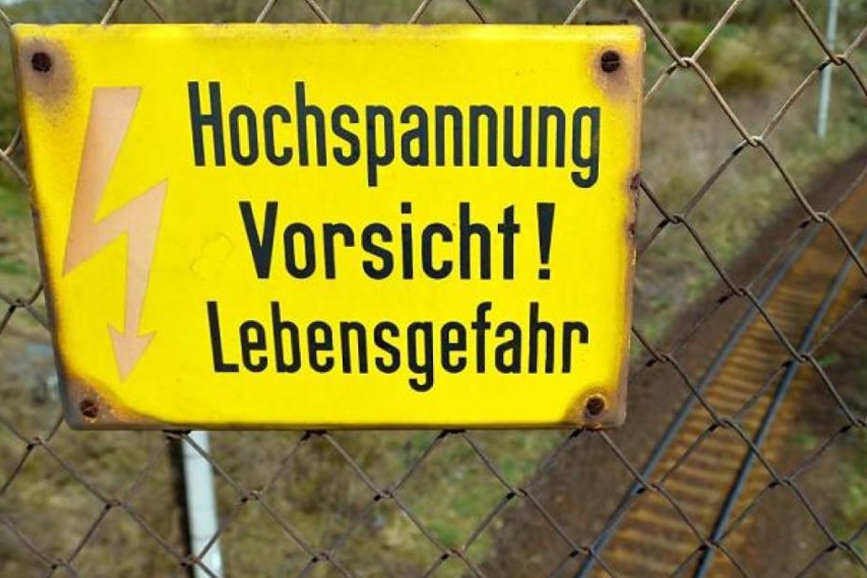 Ein Mann wurde schwer verletzt auf einem Zug gefunden, einen anderen fand man neben den Gleisen.