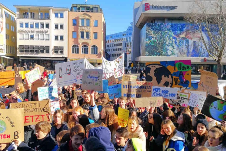 Die Schüler versammelten sich auf dem Stuttgarter Marktplatz und zogen durch die Stadt.
