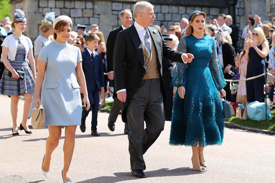 Prinzessin Eugenie, Prinz Andrew und Prinzessin Beatrice bei der Hochzeit von Harry und Meghan.