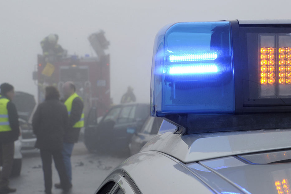Im Nebel fuhren auf der A38 fünf Fahrzeuge ineinander. (Symbolbild)