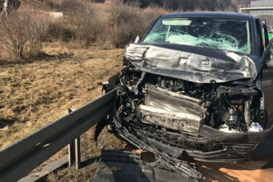 Der Transporter krachte vollbesetzt in einen Lkw.