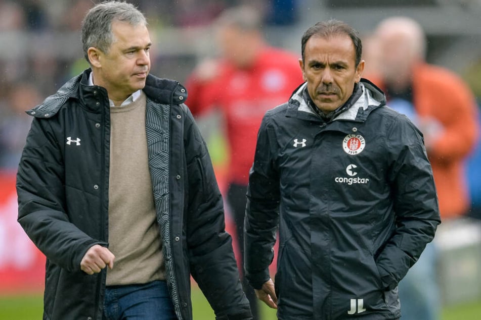 Interims-Sportdirektor Andreas Rettig (links) und FC St. Pauli-Trainer Jos Luhukay gemeinsam vor einem Spiel.