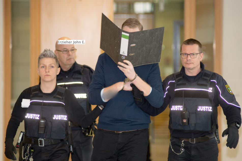 John E. hatte zwei Mädchen in einem Kindergarten mehrmals sexuell missbraucht. Der 26-Jährige hat alles zugegeben.