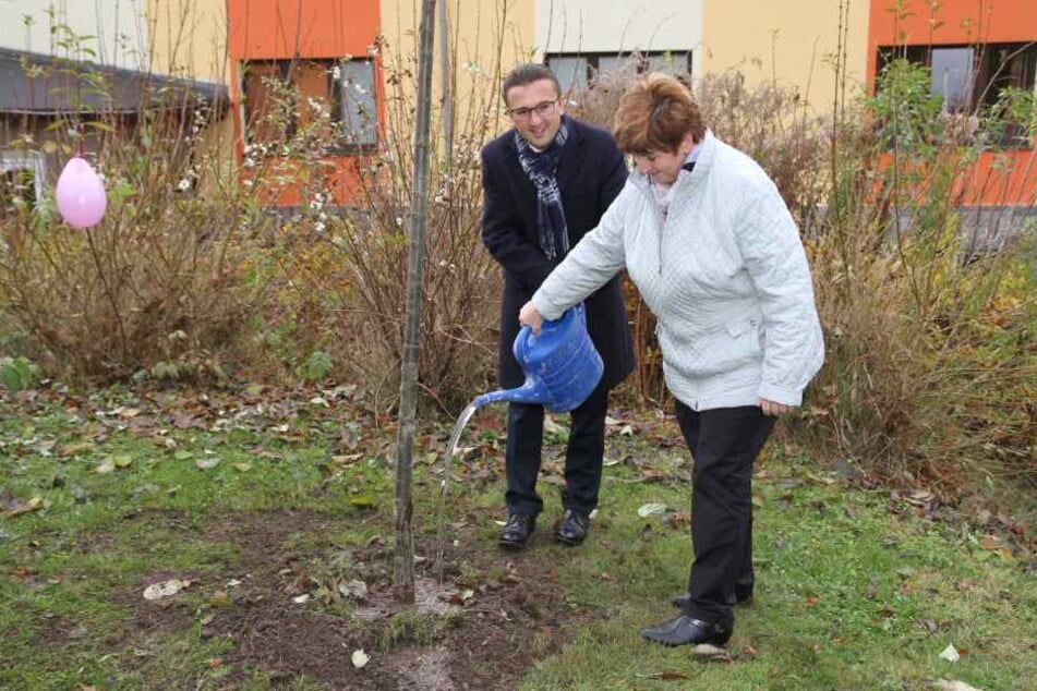 Bundestagsabgeordneter Carsten Körber brachte zwar kein Geld, dafür aber einen neuen Baum fürs Kinderheim mit.