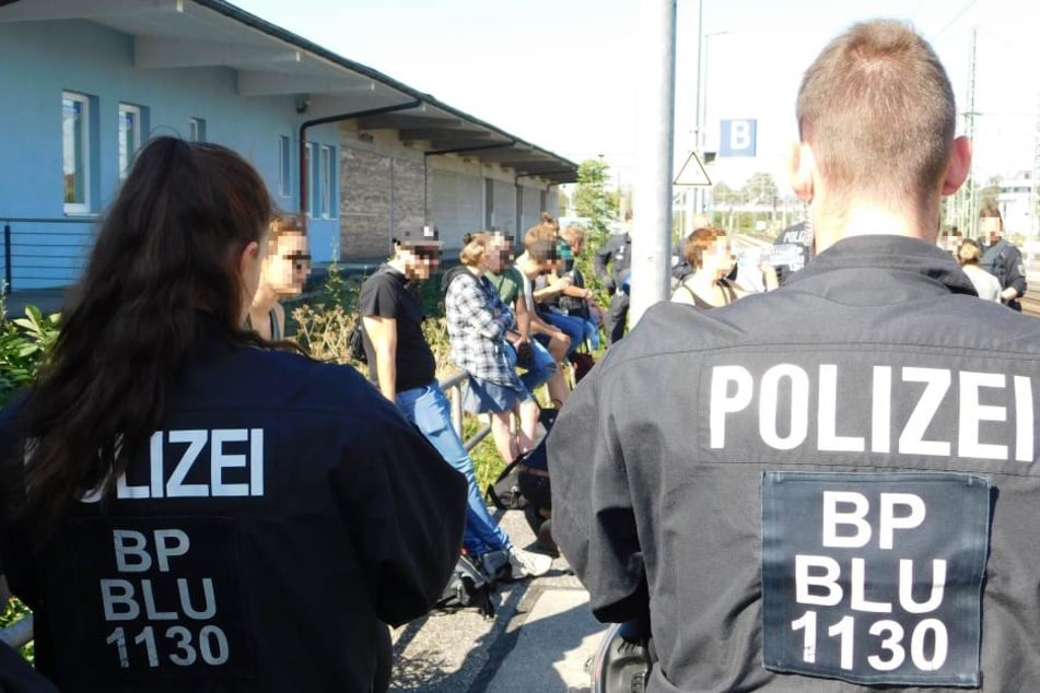 Die Bundespolizei beim Einsatz am Bahnhof in Freilassing.