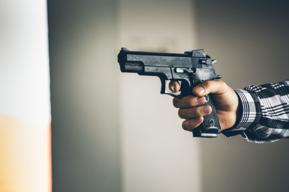 Der 63-Jährige zielte auch auf seinen älteren Bruder, der unverletzt blieb (Symbolfoto).