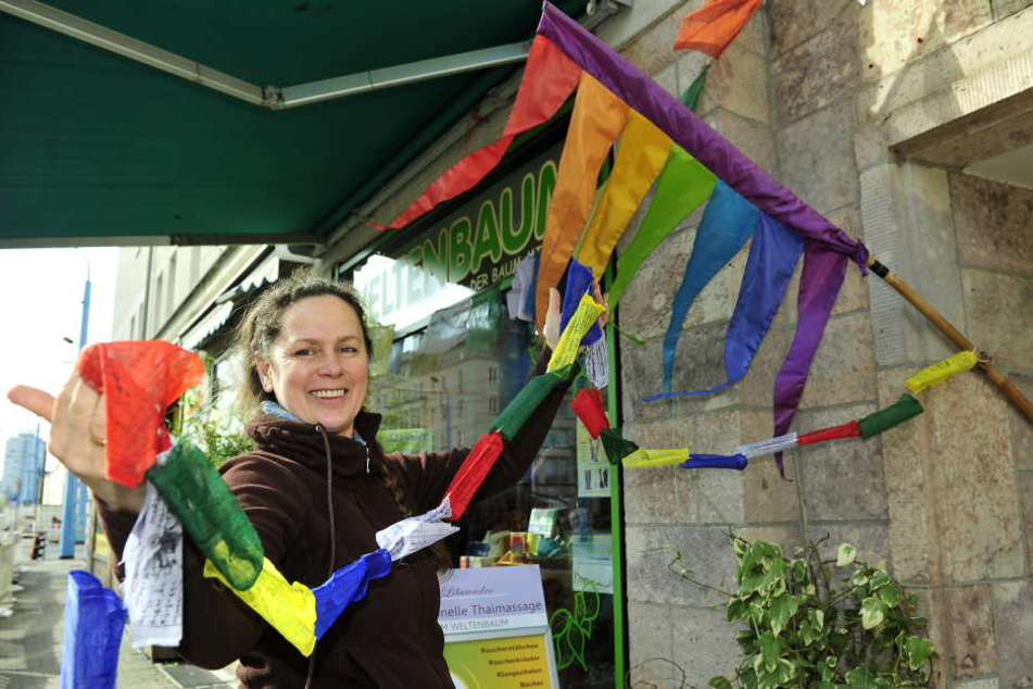 Wimpel und Girlanden sind schon startklar: Anett Reiß (49) vom Weltenbaum freut sich über die Initiative.