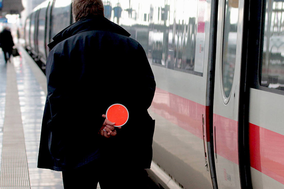 Am Bahnhof-Mitte wurden die Beamten auf den Mann aufmerksam (Symbolbild).