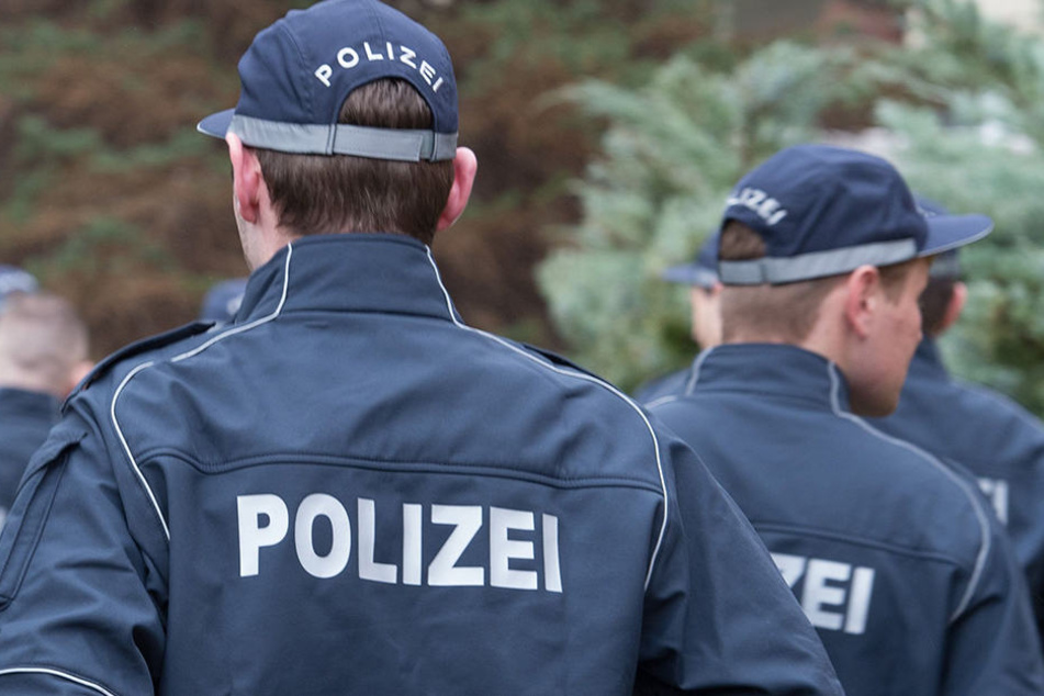 Einer der Polizisten wurde durch die Attacke verletzt. (Symbolbild)